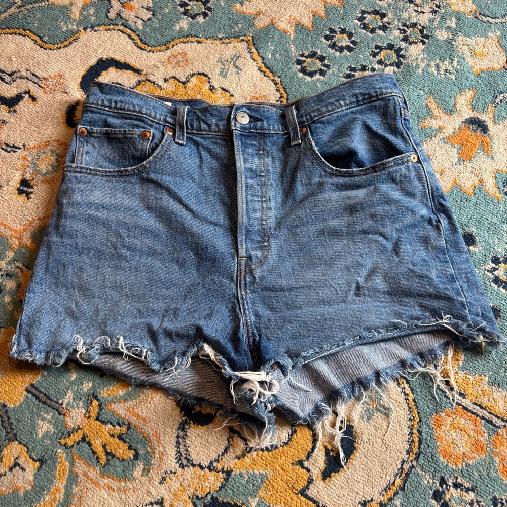 Levi's Ribcage Short Shorts Medium Wash Distressed Frayed Hem Denim Size 31